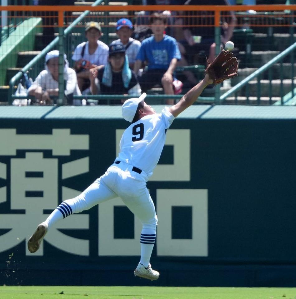 　１回、横浜・奥村頼の右飛を好捕する県岐阜商の右翼手・横山