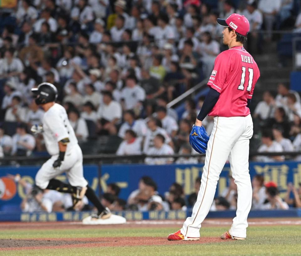 　２回、山口に中越え２点本塁打を打たれた岸（撮影・持木克友）