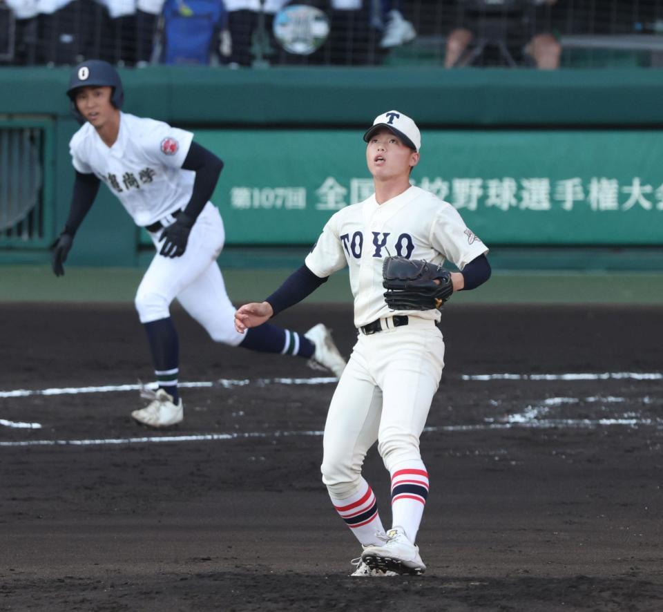 　２回、沖縄尚学・新垣瑞稀（奥）に中犠飛を浴びた東洋大姫路・木下鷹大（撮影・中田匡峻）