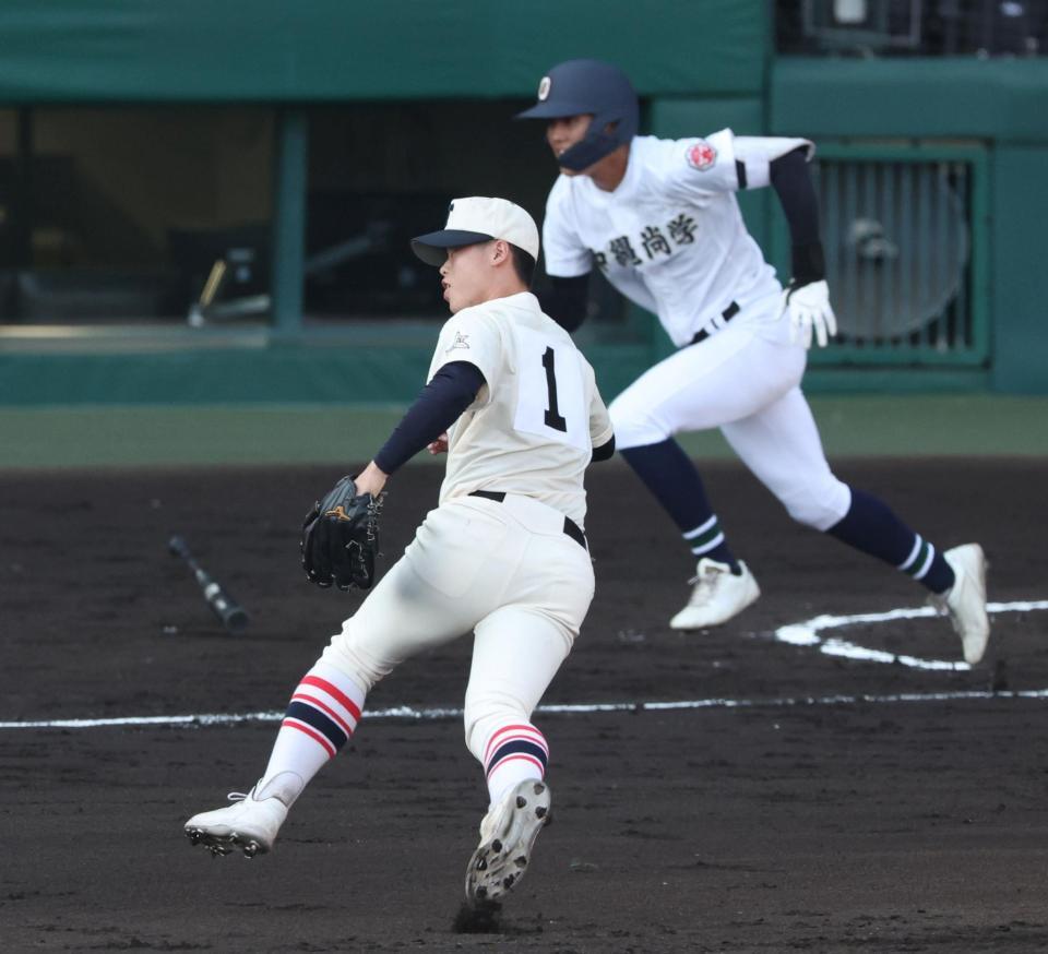 　２回、沖縄尚学・伊波槙人（奥）に先制適時打をを浴びた東洋大姫路・木下鷹大（撮影・中田匡峻）
