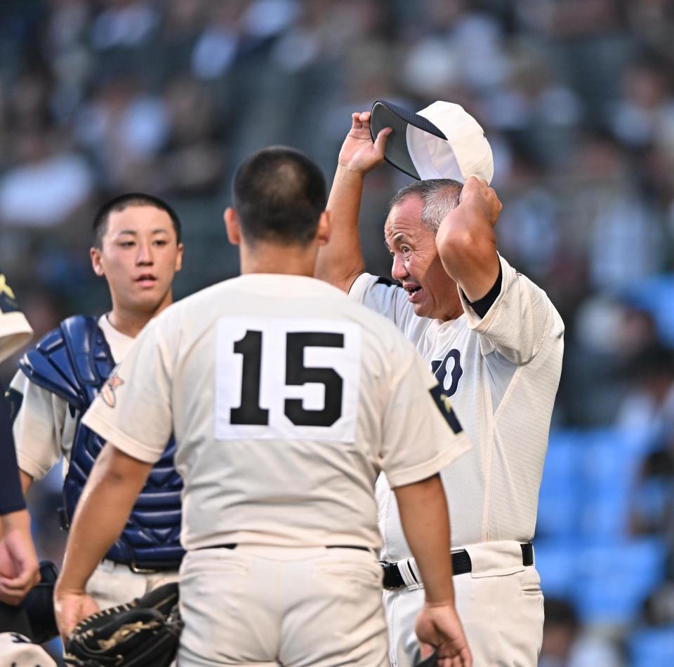 　８回の攻撃前、選手を集める東洋大姫路・岡田龍生監督（右）＝撮影・西田忠信