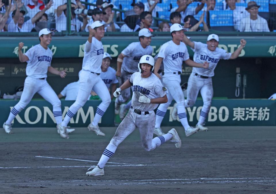 　１１回、サヨナラ打を放った県岐阜商・坂口路歩と歓喜の県岐阜商ナイン（奥）＝撮影・中田匡峻