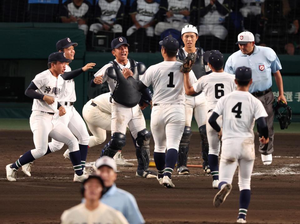 　最後を締めた沖縄尚学・末吉良丞（１）の元に集まる沖縄尚学ナイン（撮影・中田匡峻）