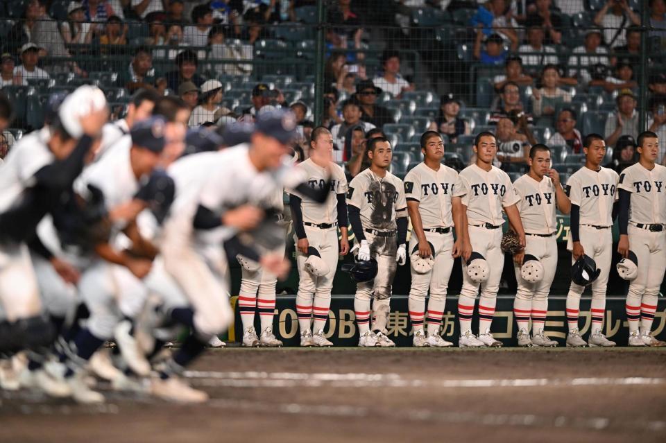 　沖縄尚学に敗れ、整列する東洋大姫路ナイン（撮影・西田忠信）