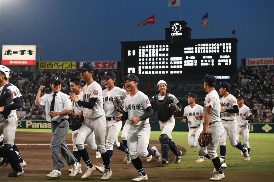　準決勝進出を決め、笑顔の沖縄尚学ナイン（撮影・西田忠信）