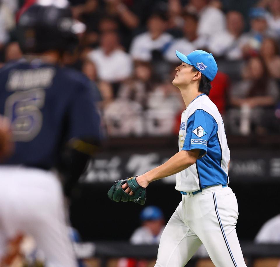 　５回、宗（左）に逆転満塁本塁打を浴びた達（撮影・中島達哉）