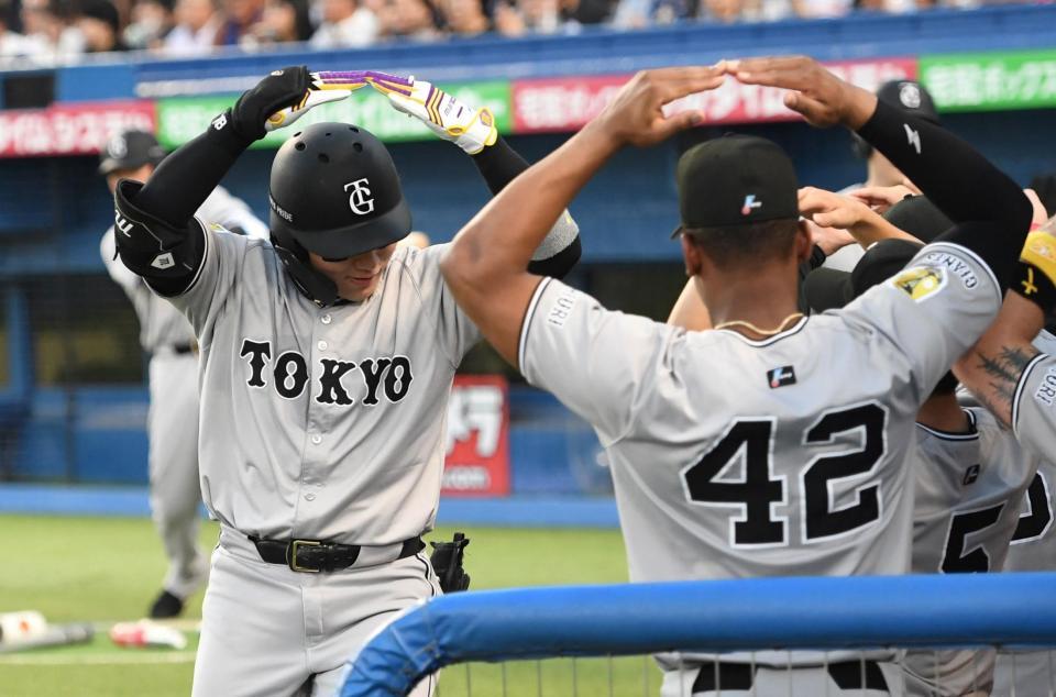 　１回、丸は右越えに５号先制２ランを放ち、丸ポーズ（撮影・佐藤厚）