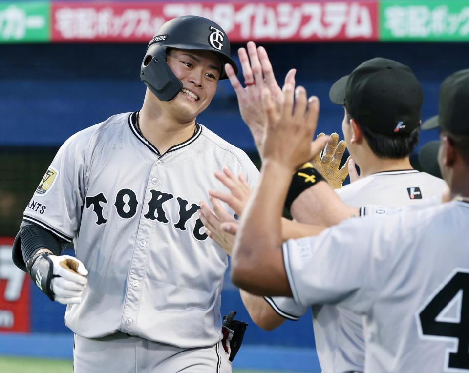 　２回、左越えソロを放ち、ナインに迎えられる中山