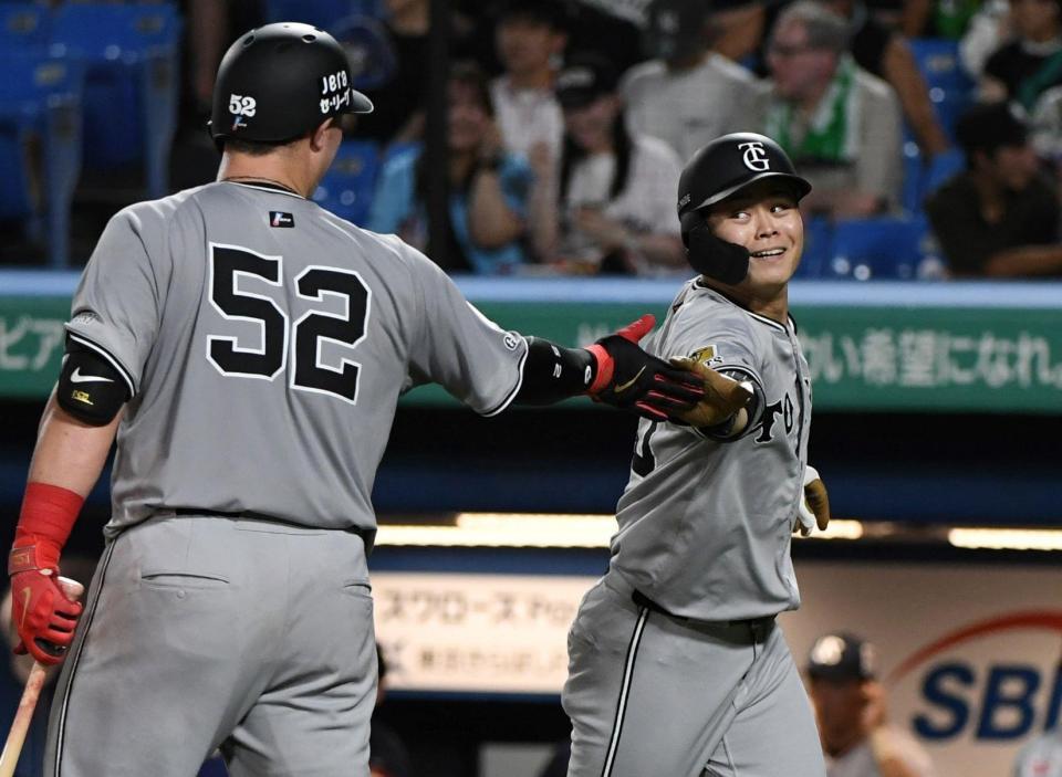 　３回、中山（右）は左越えに２打席連続の５号２ランを放ち、リチャードに迎えられる（撮影・佐藤厚）