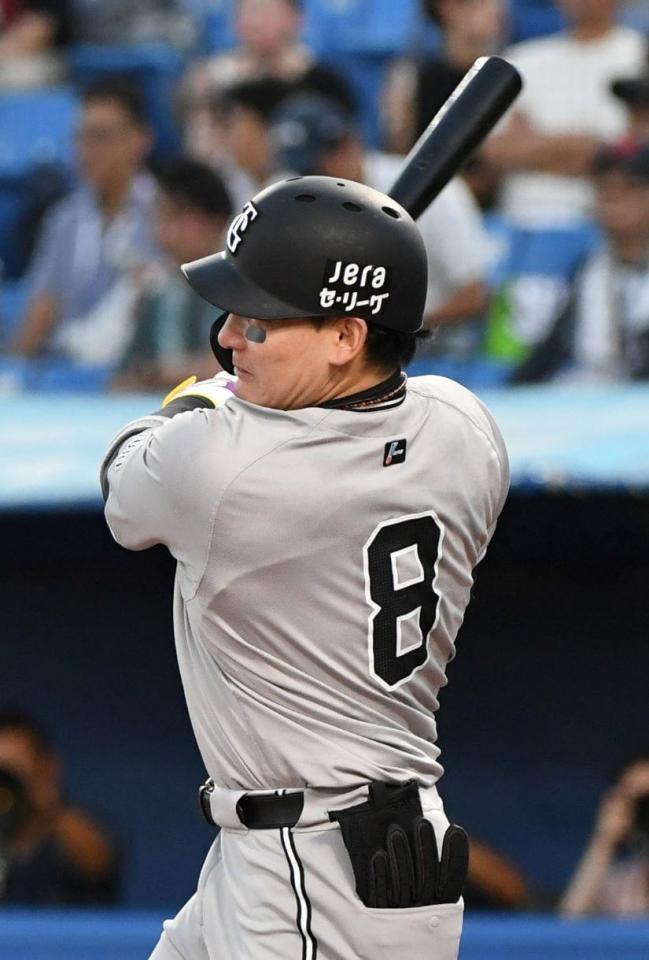 　１回、丸は右越えに５号先制２ランを放つ（撮影・佐藤厚）