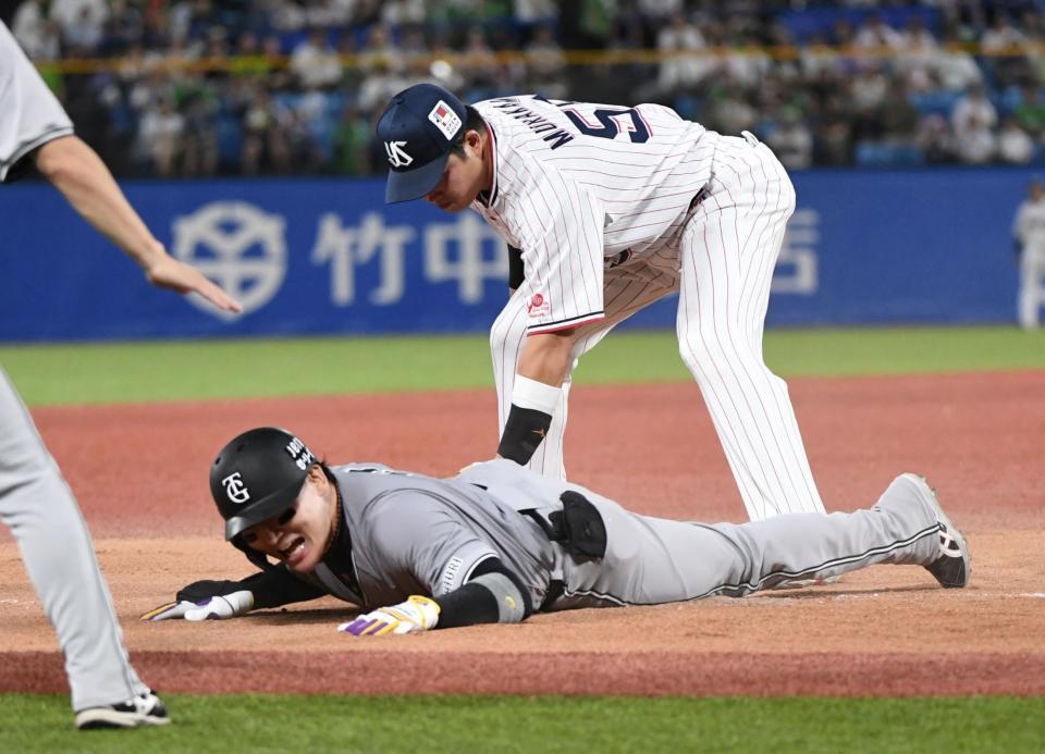 　７回、丸は右中間に三塁打を放ち、サイクルヒットを達成（撮影・佐藤厚）