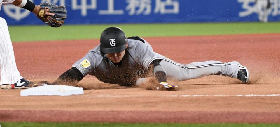 　７回、丸は右中間に三塁打を放ち、サイクルヒットを達成（撮影・佐藤厚）