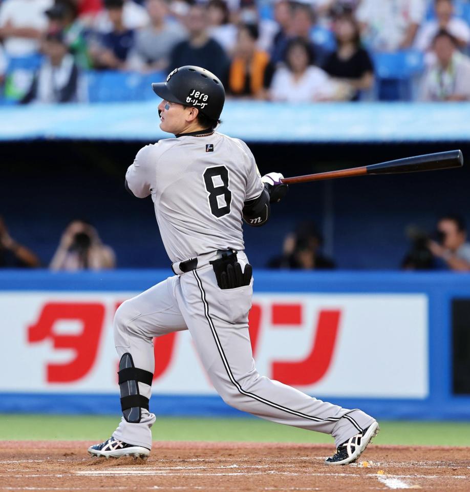 　１回、丸が右越えに先制２ランを放つ