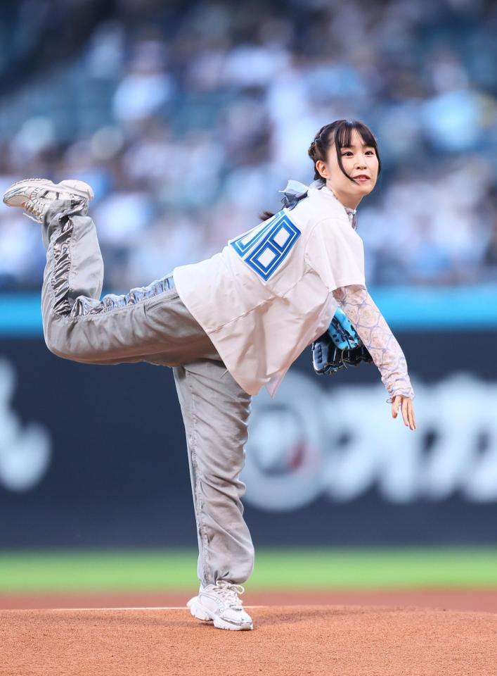 　ファーストピッチセレモニーで投球する鈴木みのり（撮影・中島達哉）