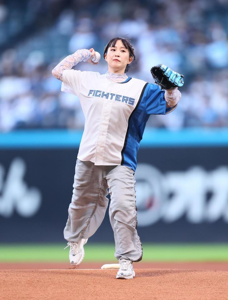 　ファーストピッチセレモニーで投球する鈴木みのり（撮影・中島達哉）