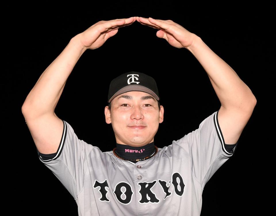 　笑顔で丸ポーズを作る丸（撮影・佐藤厚）