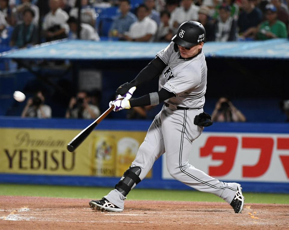 　５回、丸は中越え三塁打を放つ（撮影・佐藤厚）