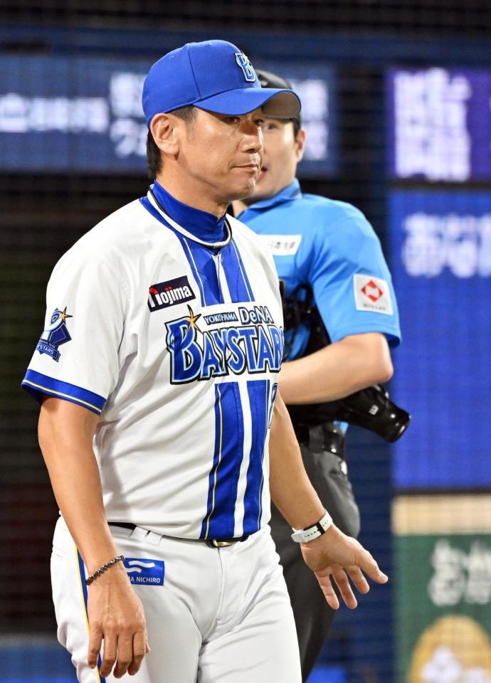 　５回裏を終え、投手交代を告げた三浦監督