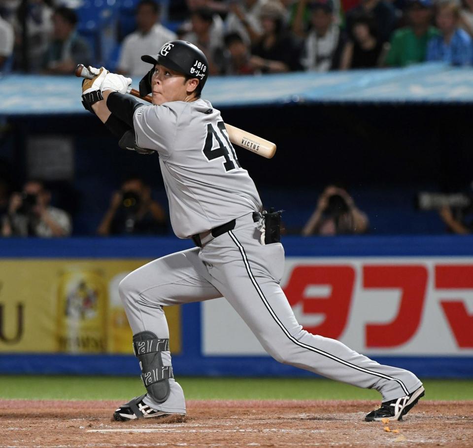 　３回、中山は左越えに２打席連続の５号２ランを放つ（撮影・佐藤厚）