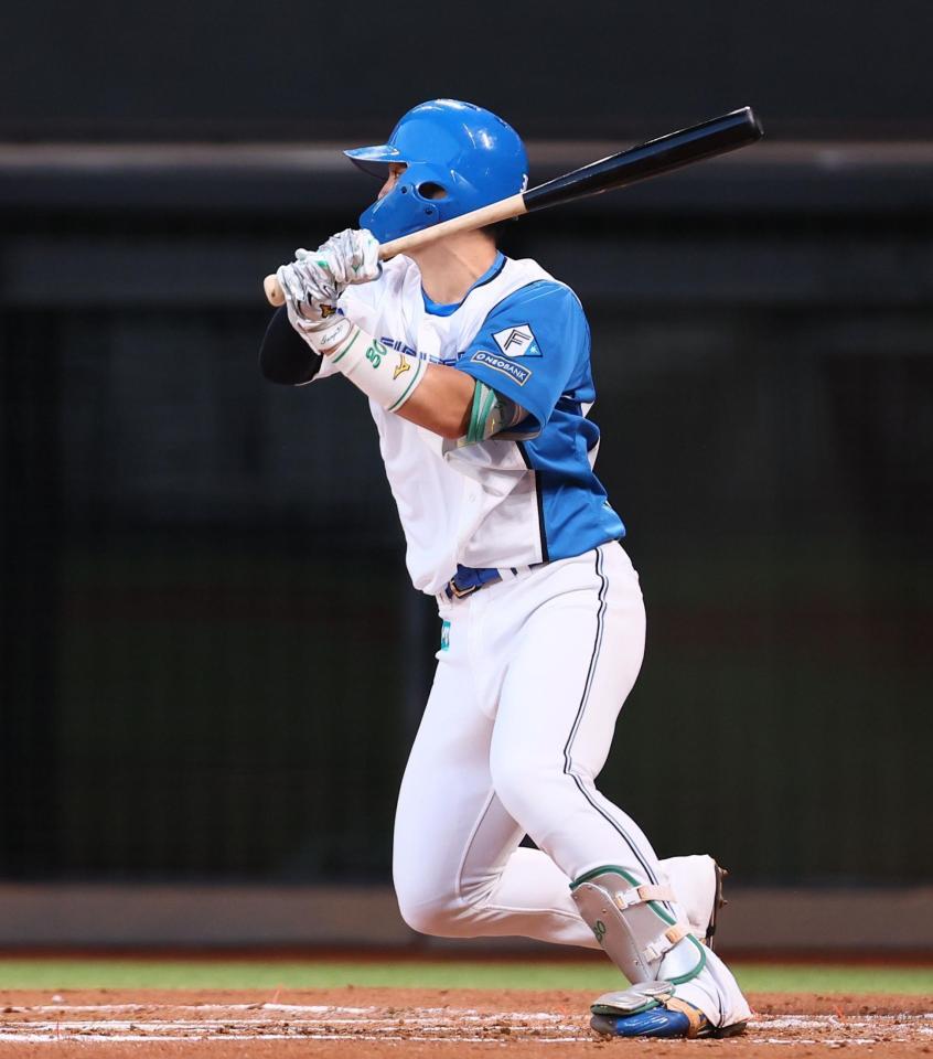 　１回、先制となる右前適時打を放つ郡司（撮影・中島達哉）