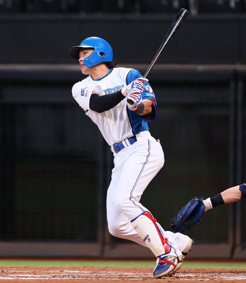 　１回、左前適時打を放つ野村（撮影・中島達哉）