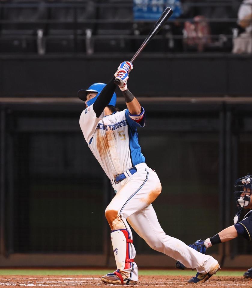 　９回、逆転となる３点適時二塁打を放つ野村（撮影・中島達哉）