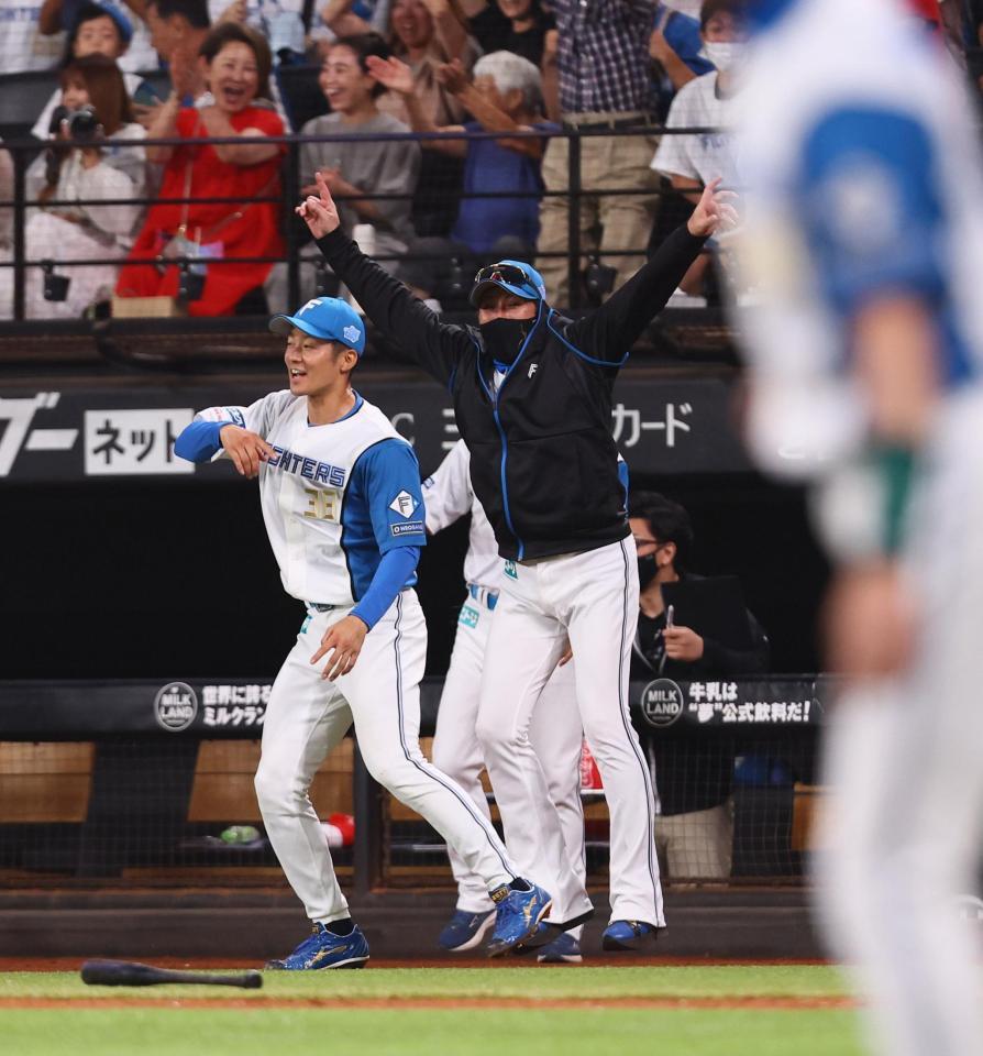 　９回、野村の逆転サヨナラ打にベンチから飛び出す新庄監督（中央）＝撮影・中島達哉