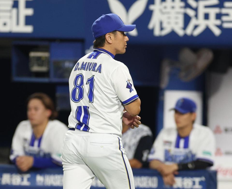 　９回、モンテロに勝ち越し２ランを浴びた入江を降板させ厳しい表情の三浦監督（撮影・金田祐二）