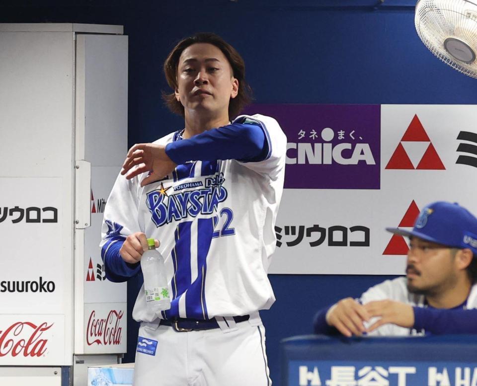 　９回、モンテロに勝ち越し２ランを浴びベンチでがっくりの入江（撮影・金田祐二）