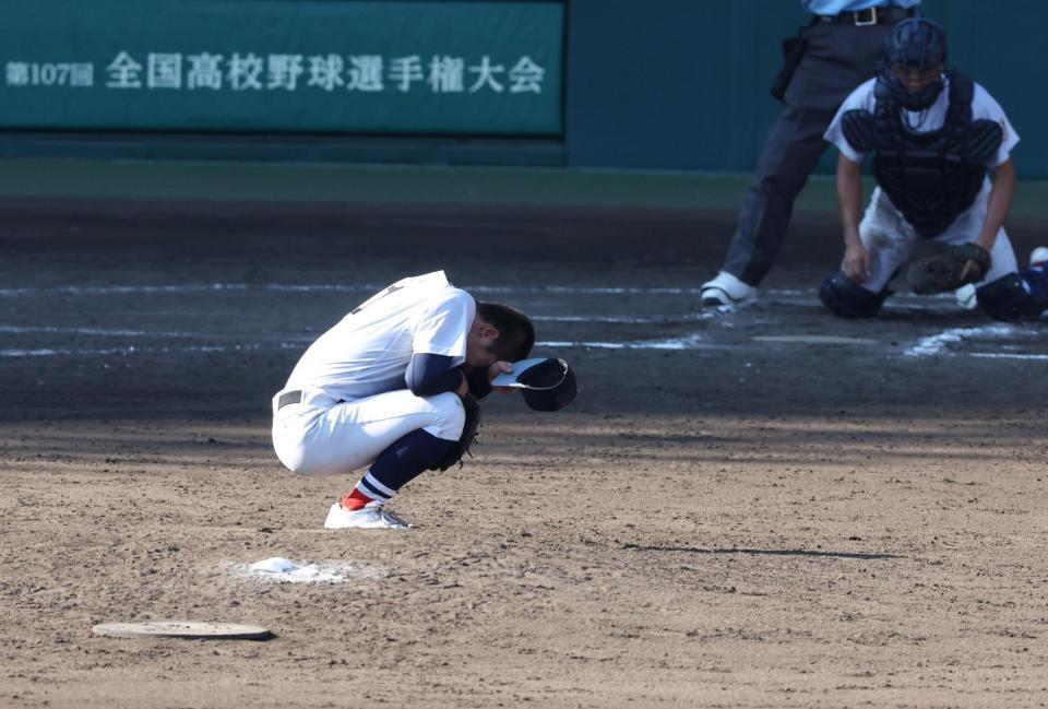 　１１回、県岐阜商・坂口路歩にサヨナラ打を浴びた横浜・奥村頼人（撮影・中田匡峻）