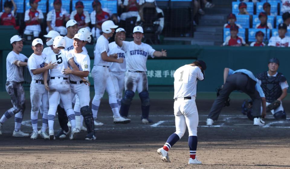 　サヨナラ負けを喫し、がっくりの横浜・奥村頼人（１）。奥は喜ぶ県岐阜商ナイン（撮影・中田匡峻）