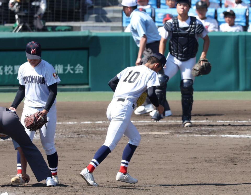 　４回途中で降板する横浜・織田翔希（１０）＝撮影・中田匡峻