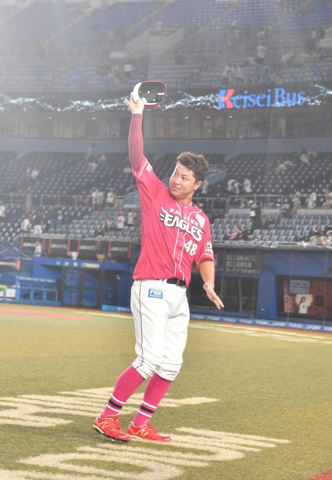 　勝ち越し犠飛の渡辺佳はスタンドの声援に手を挙げて応える（撮影・持木克友）