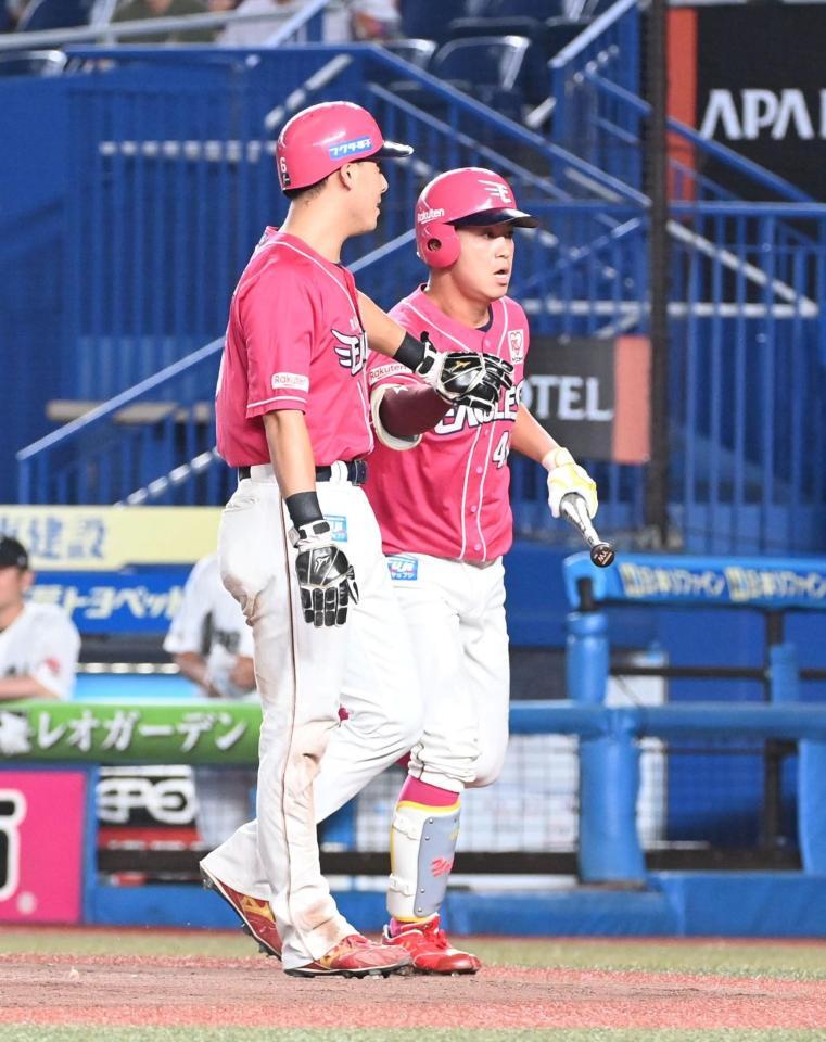 　１０回、勝ち越しの左犠飛を放ち生還した村林（左）に迎えられる渡辺佳（撮影・持木克友）