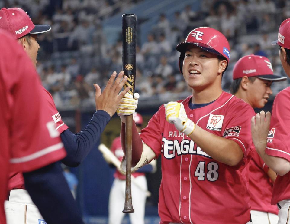 　１０回、代打で決勝の左犠飛を放ち、ナインに迎えられる渡辺佳