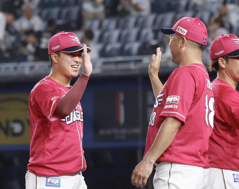 　ロッテに競り勝ち、渡辺佳（左）を迎える三木監督