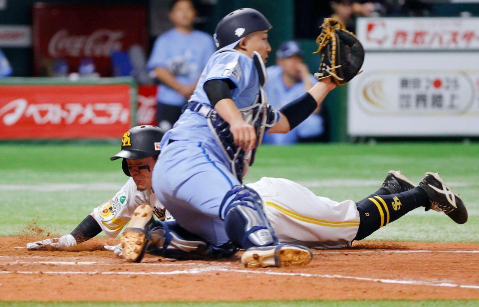　３回、嶺井の中犠飛で生還する三走牧原大。捕手古賀悠