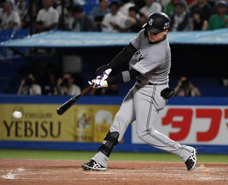 　３回、丸は右前安打を放つ（撮影・佐藤厚）