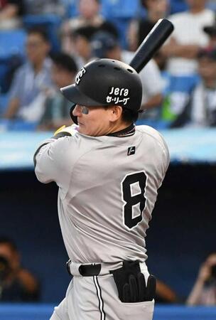 　１回、丸は右越えに５号先制２ランを放つ（撮影・佐藤厚）