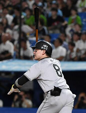 　５回、丸は中越え二塁打を放つ（撮影・佐藤厚）