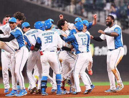 　９回、逆転サヨナラ打を放ち、雄たけびを上げる野村（中央）＝撮影・中島達哉