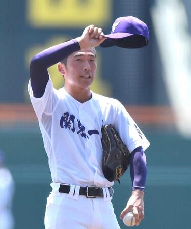 　４回、日大三・安部に２点適時打を打たれ、汗をぬぐう関東第一・坂本（撮影・開出牧）