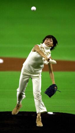　始球式を務める高橋尚子さん＝２０００年１０月