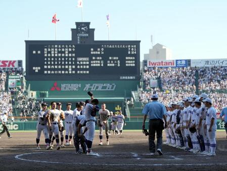 　整列する選手たち＝１９日