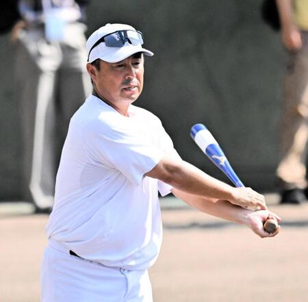 　ノック練習でバットを振るう県岐阜商・藤井潤作監督（撮影・今井雅貴）