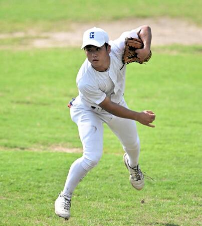 　外野守備練習をする県岐阜商・横山温大（撮影・今井雅貴）