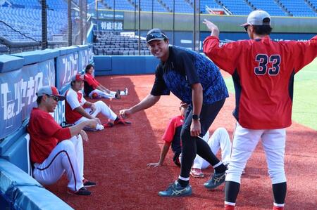 ＤｅＮＡ・藤浪晋太郎が広島ナインと挨拶交わす　秋山とはグータッチ、菊池涼らと談笑