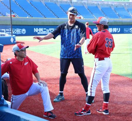 　秋山、菊池と言葉を交わす藤浪（撮影・金田祐二）