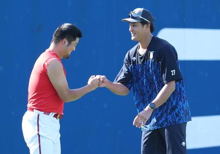 　あいさつする藤浪と中崎（撮影・金田祐二）