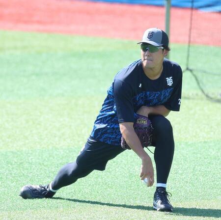 　調整する藤浪（撮影・金田祐二）